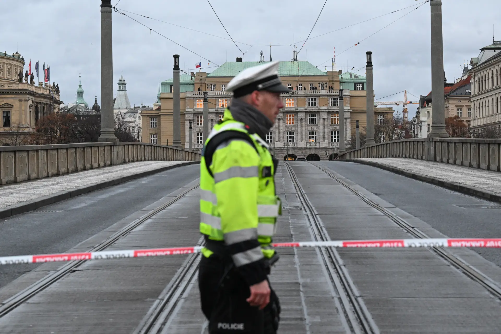 Perímetro policial montado no centro de Praga, junto da Universidade Charles