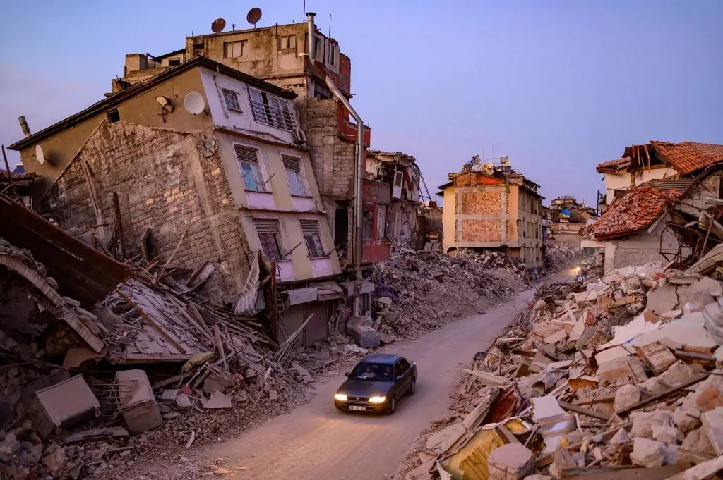 Um violento tremor de terra, a 6 de fevereiro de 2023, devastou zonas desfavorecidas da Turquia, como Antakya, e regiões da Síria castigadas pela guerra. Morreram cerca de 60 mil pessoas