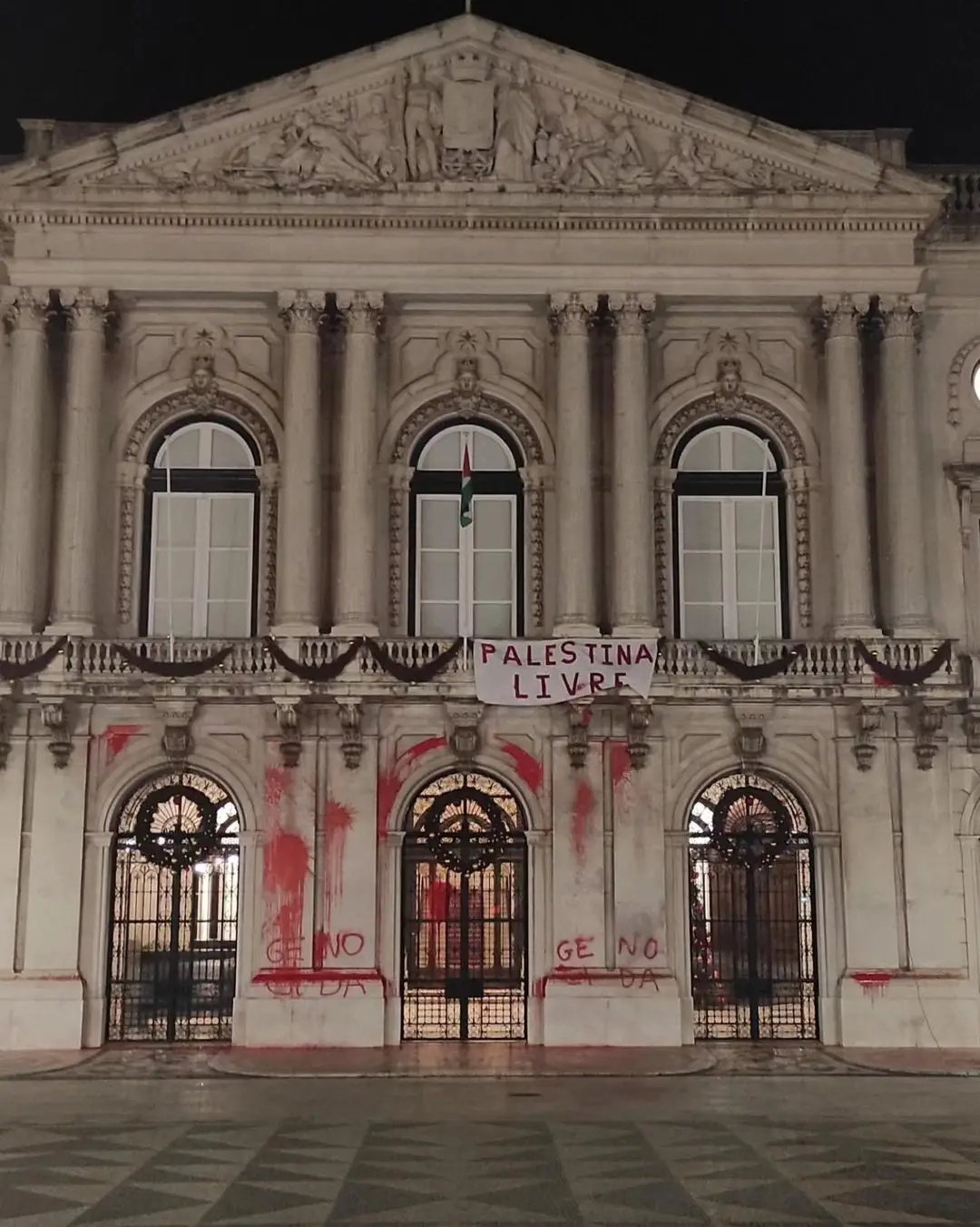 Ativistas hasteiam bandeira da Palestina e pintam de vermelho fachada da Câmara Municipal de Lisboa