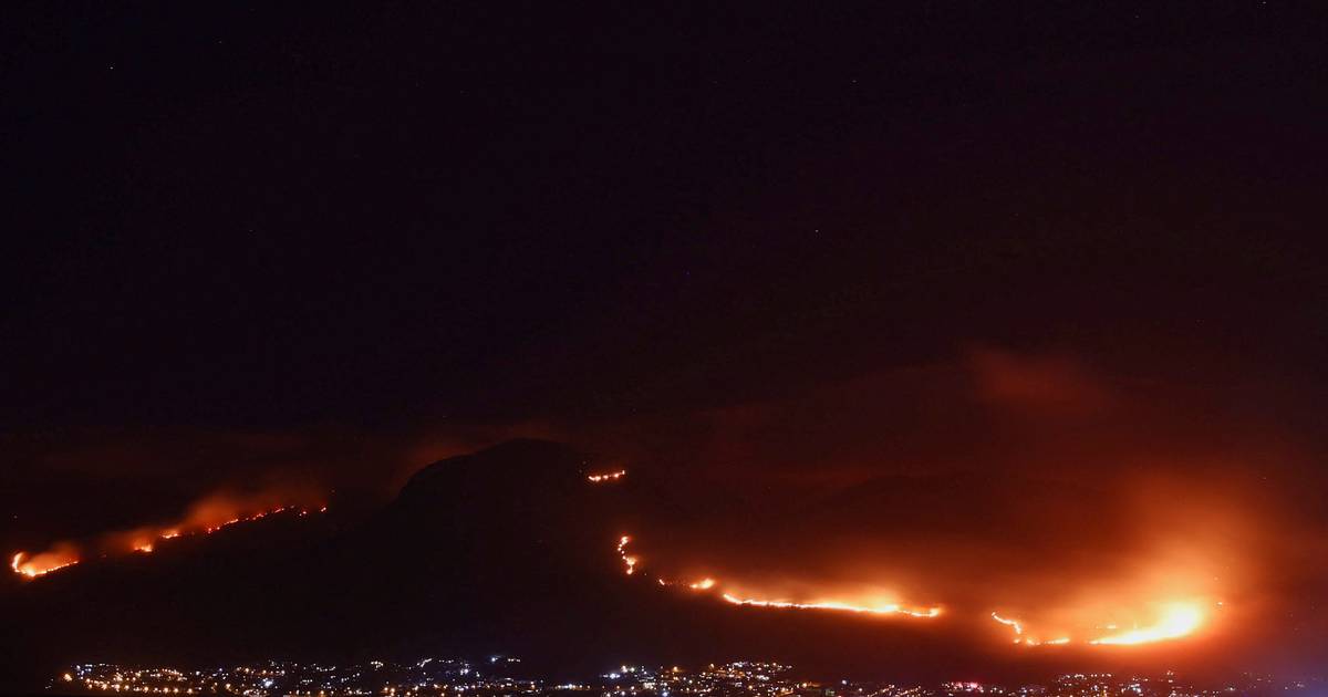 Duas pessoas mortas e cerca de duas mil desalojadas por causa de incêndios na África do Sul