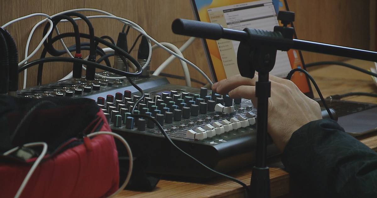 Faz-se rádio na prisão: 150 reclusos fazem parte do projeto