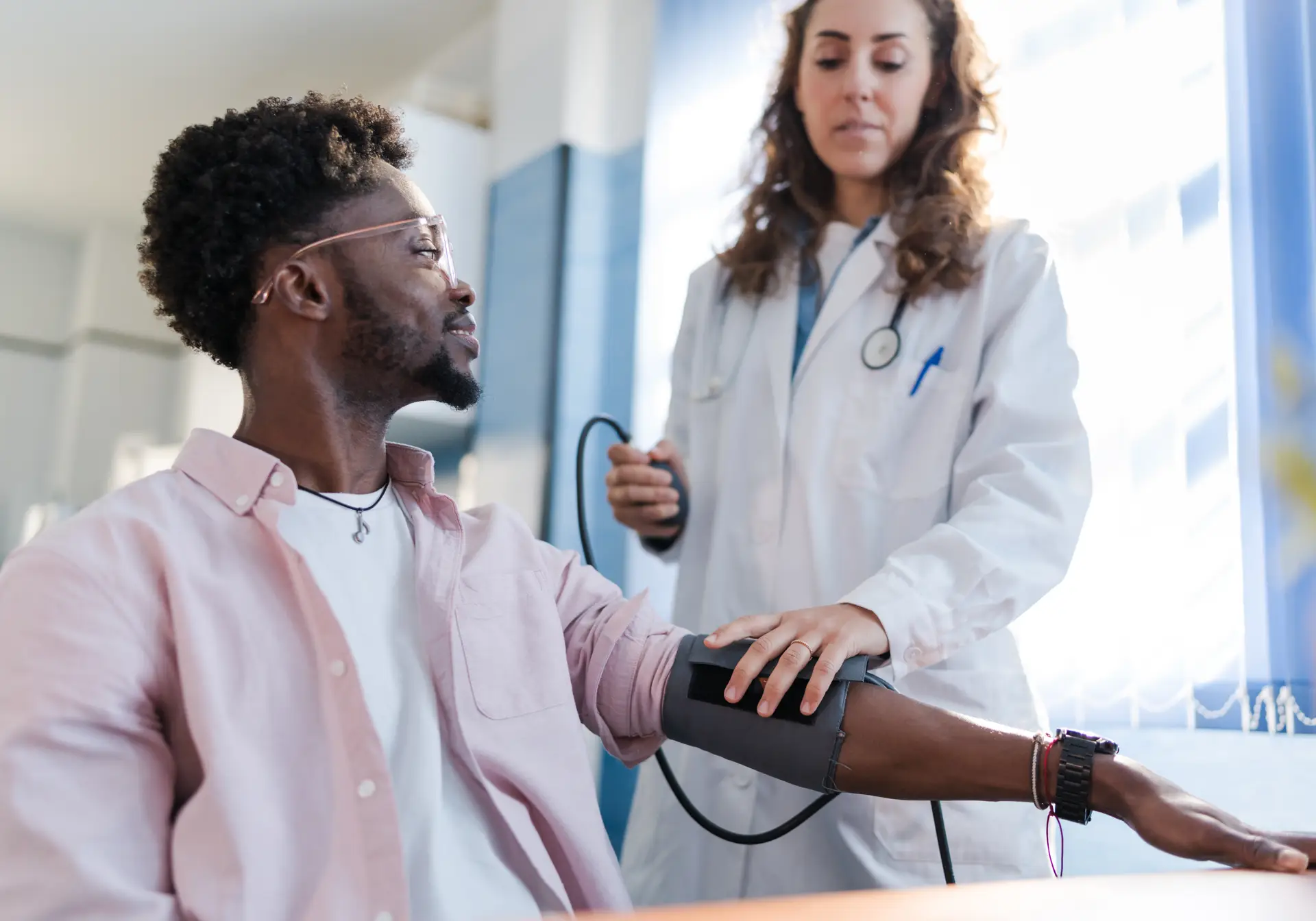 Estudo conclui que médicos valorizam mais autonomia e formação do que salário