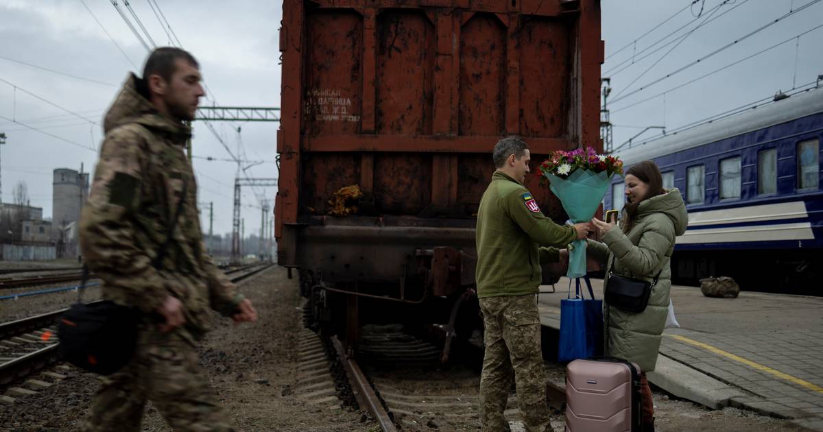 Bombardeamento russo a estação em Kherson faz um morto e quatro feridos