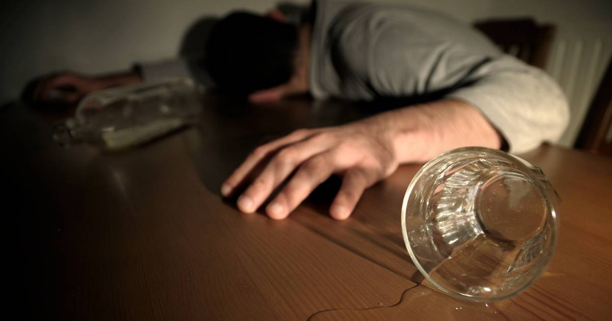 Consumo abusivo de álcool e a solidão aumentam o risco de demência precoce