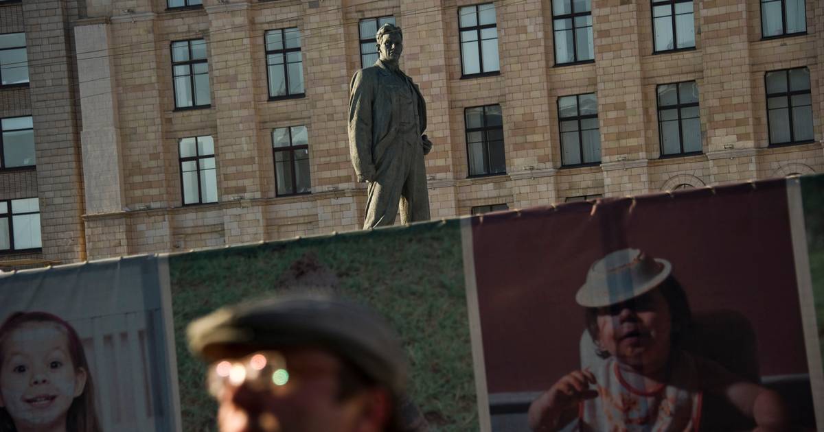 Tribunal russo condena poetas a prisão por leitura pública contra guerra