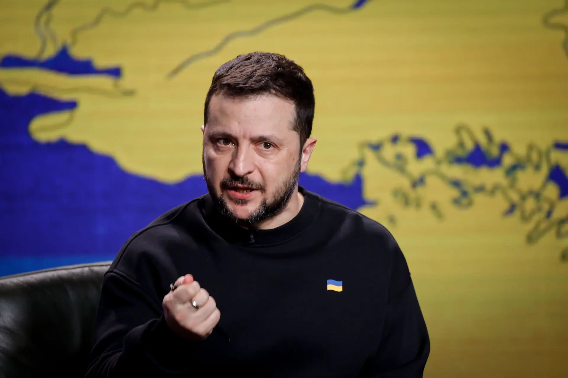 Zelensky justifica incursão e diz que Rússia “deve sentir” o mesmo, México afasta prender Putin: guerra, dia 907