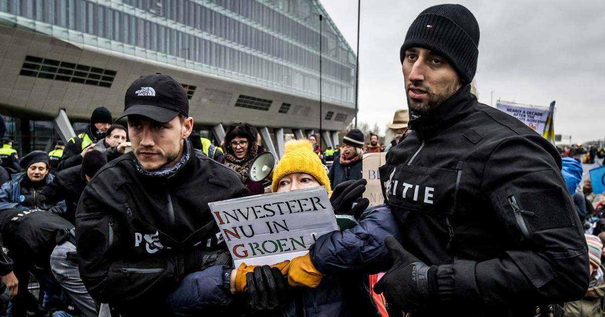 Centenas de ativistas pelo clima bloqueiam estrada nos Países Baixos