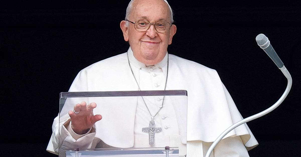 Papa Francisco diz que igreja deve “redescobrir o seu rosto feminino”