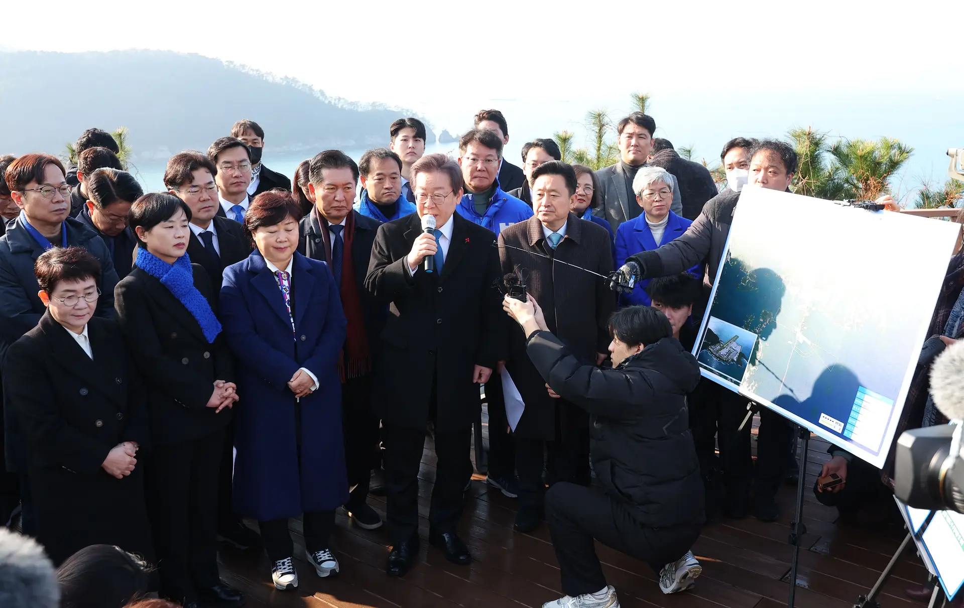 Lee Jae-Myung, na cerimónia em Gadeok, antes de ser esfaqueado