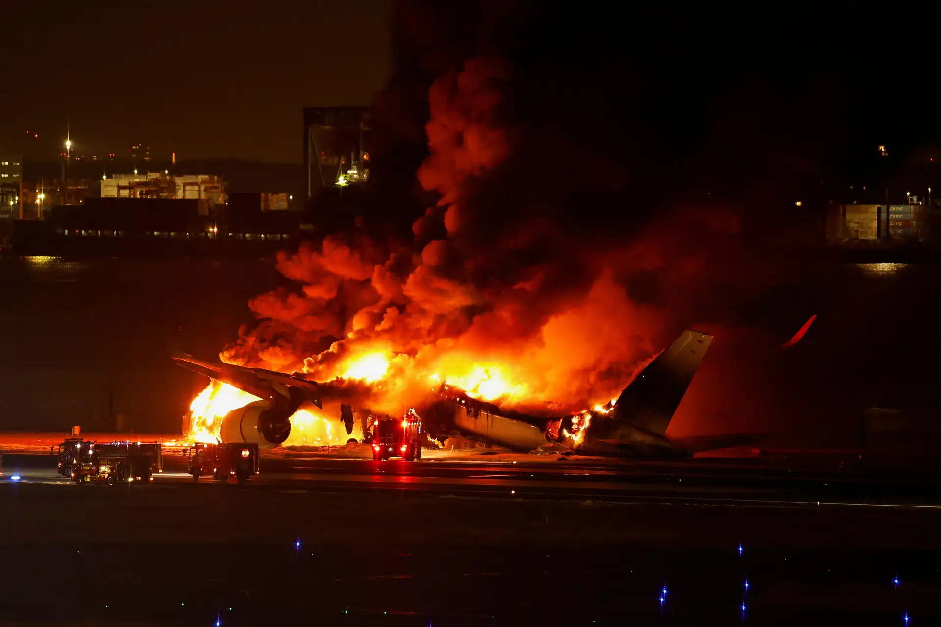 Colisão no aeroporto de Tóquio: ocupantes do Airbus salvam-se, mas morreram cinco militares da Guarda Costeira [com vídeos e fotogaleria]