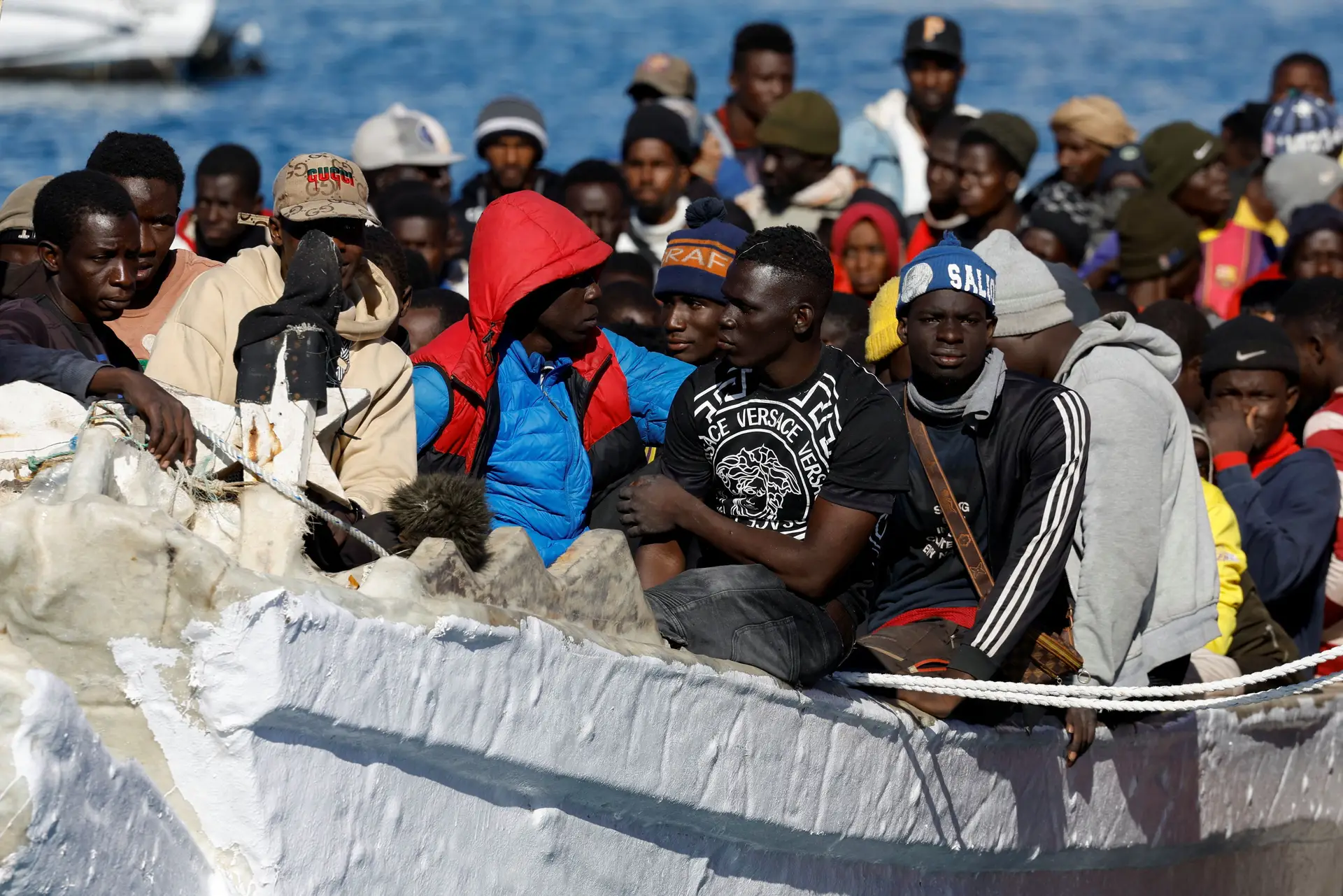 Um grupo de imigrantes resgatado pela guarda costeira espanhola chega às ilhas Canárias