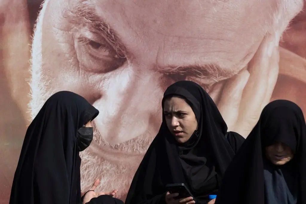 Duas iranianas juntos a um retrato de Qasem Soleimani, em Teerão