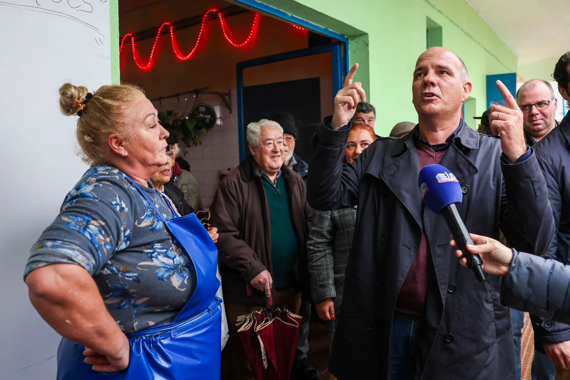 Paulo Raimundo visita mercado de Moscavide de improviso para falar dos “novos apertos” no novo ano