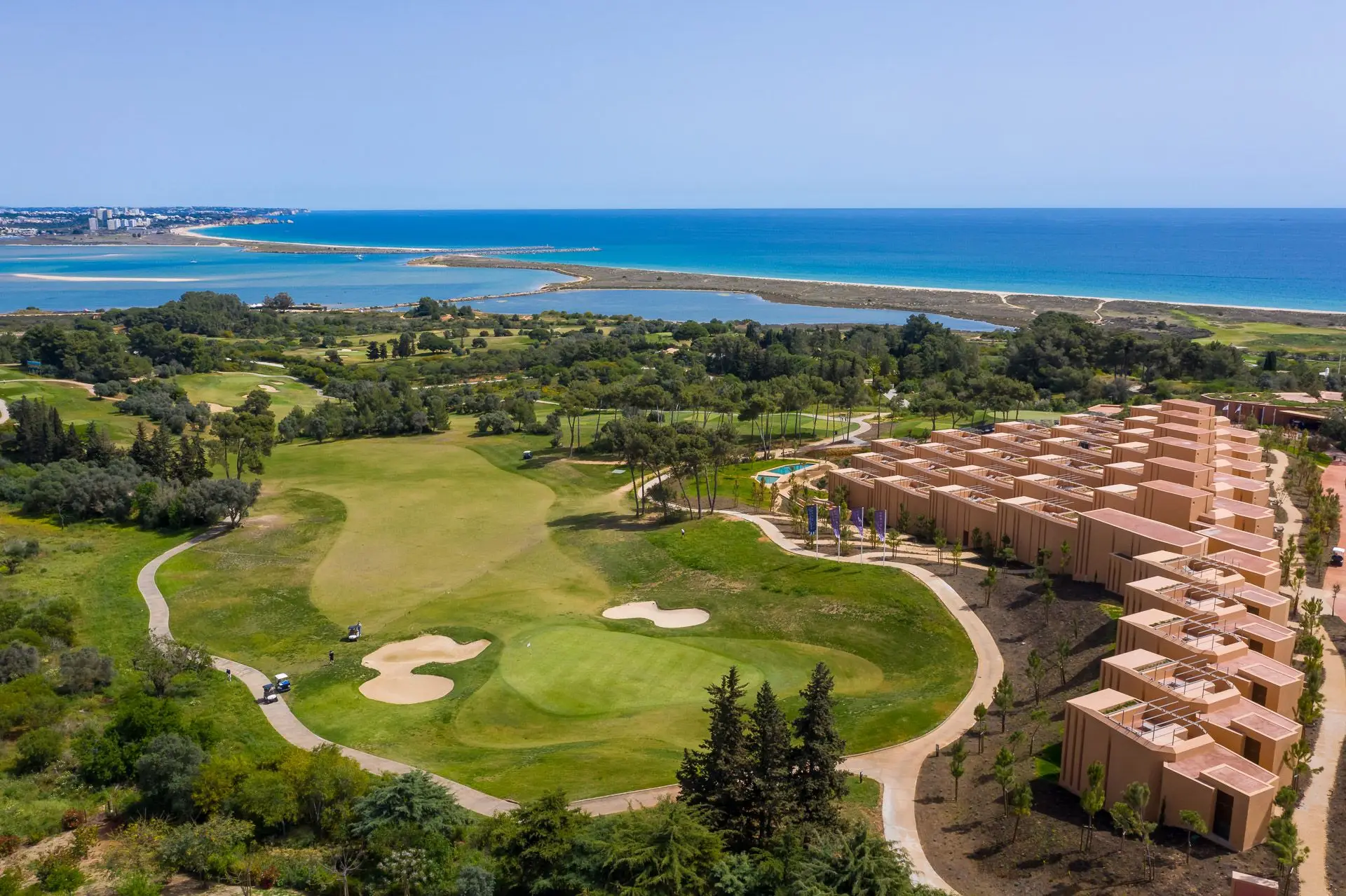 O resort Palmares, no Algarve, representou uma das principais transações hoteleiras em 2023, ao fundo Arrow Global, envolvendo investimentos anunciados de €400 milhões, entre a compra e desenvolvimentos futuros