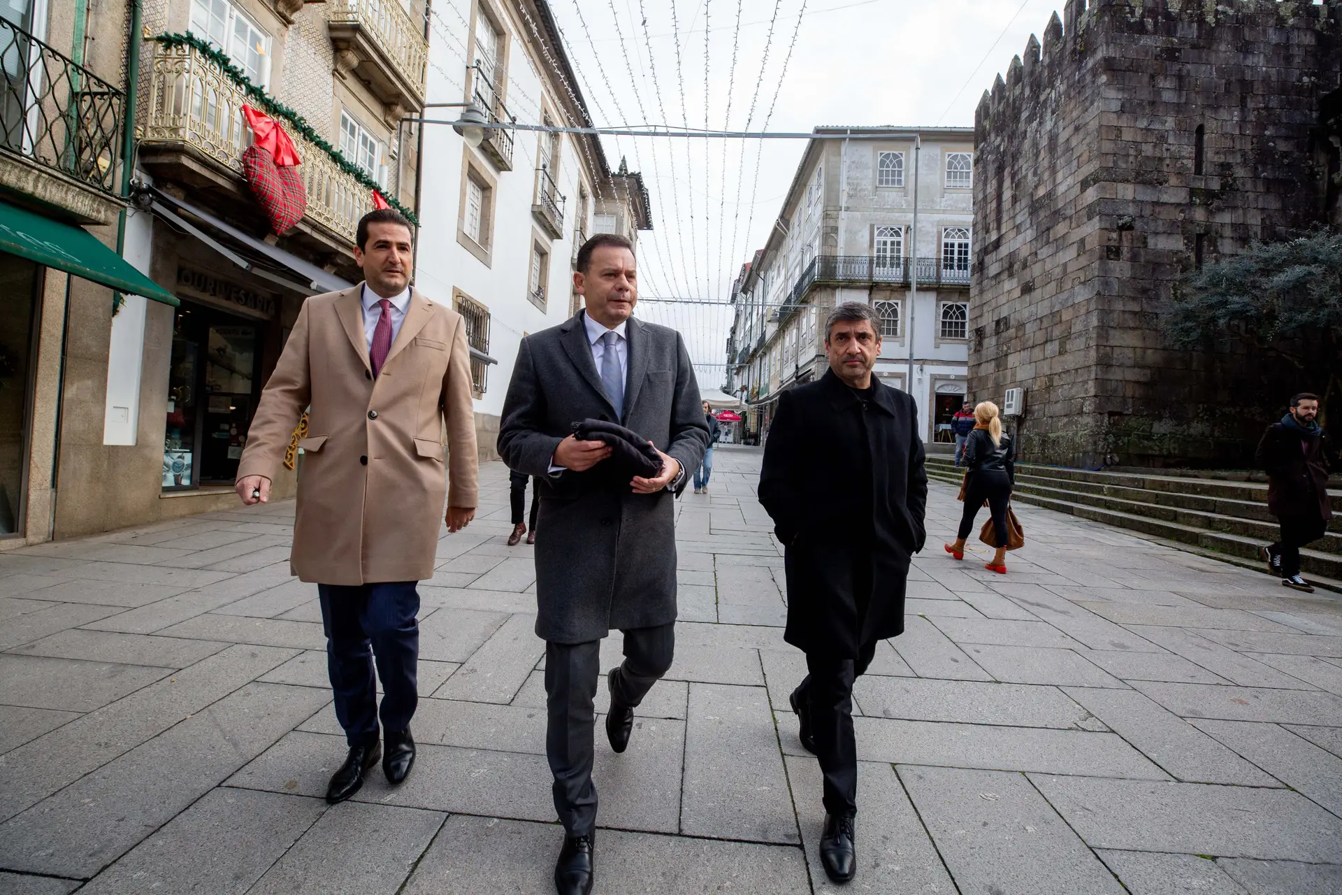 Luís Montenegro em Braga, acompanhado pelo secretário-geral do PSD, Hugo Soares, e por Pedro Alves, membro da comissão permanente