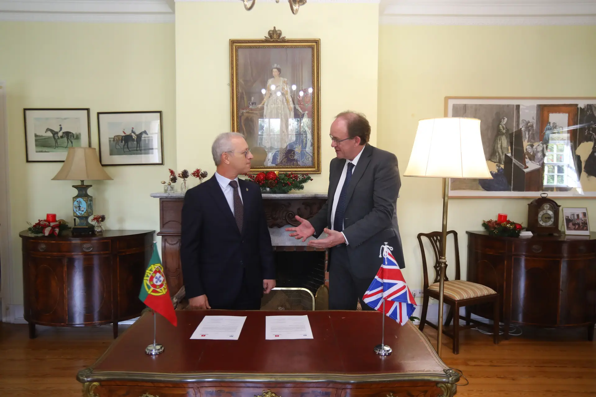 Francisco Cavaleiro de Ferreira, presidente da Liga Portuguesa Contra o Cancro, e Chris Sainty, embaixador britânico em Portugal