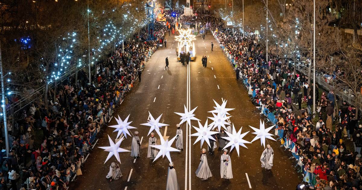 Vídeo de Natal em Madrid gera polémica ao recorrer a um homem branco com o rosto pintado de negro como rei mago Baltasar