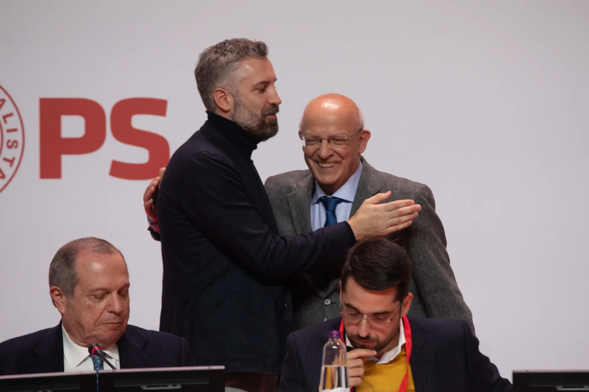 Santos Silva alerta PS para risco da convergência à esquerda e aceita "compromissos" com AD
