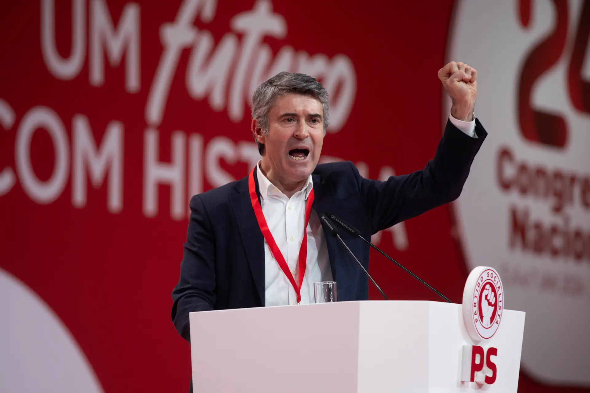 Carneiro insiste no diálogo com “todas as forças democráticas” para “combater os extremismos”