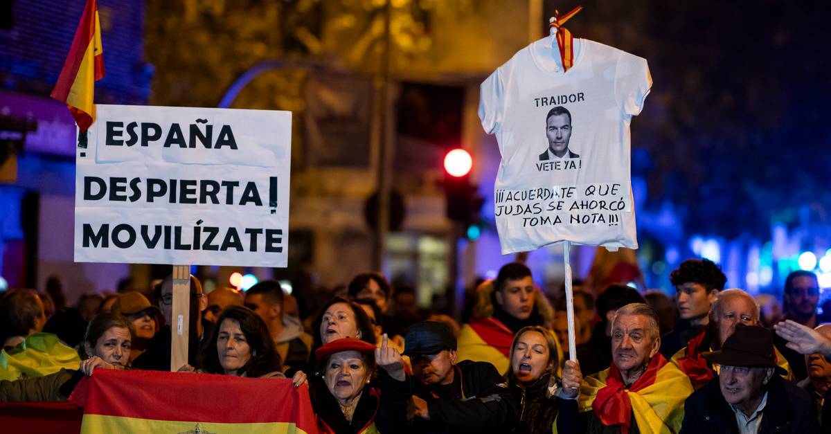Destruição de efígie de Sánchez à paulada em manifestação motiva debate em Espanha: delito de ódio ou liberdade de expressão?