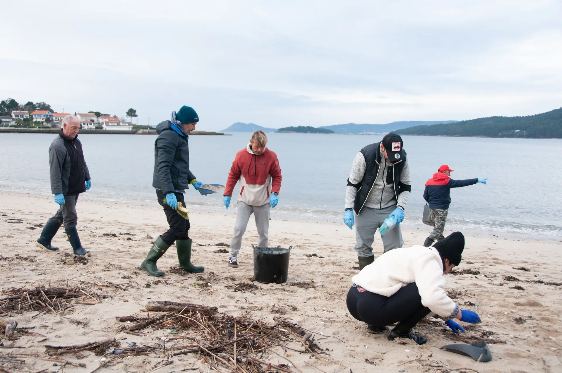 Equipa de voluntários limpa a praia de Boa,, na ria galega de Nóia