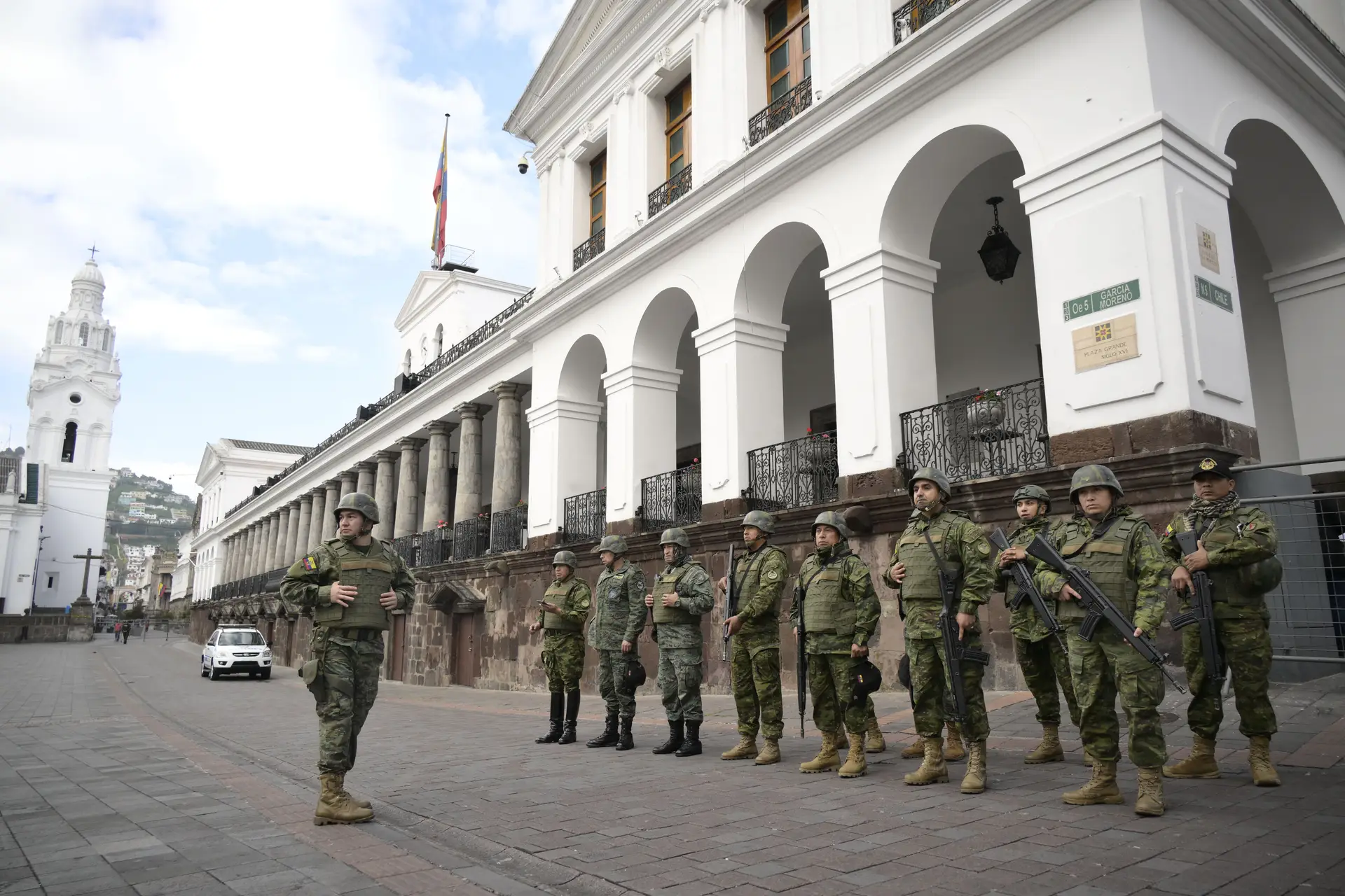 Vigilância reforçada à porta do palácio presidencial de Quito 