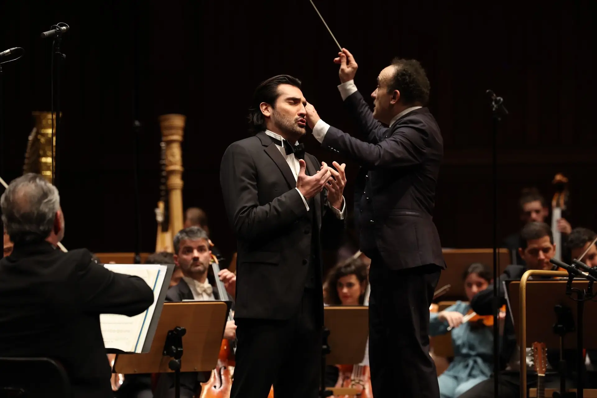 O tenor Jonathan Tetelman e o maestro Frédéric Chaslin