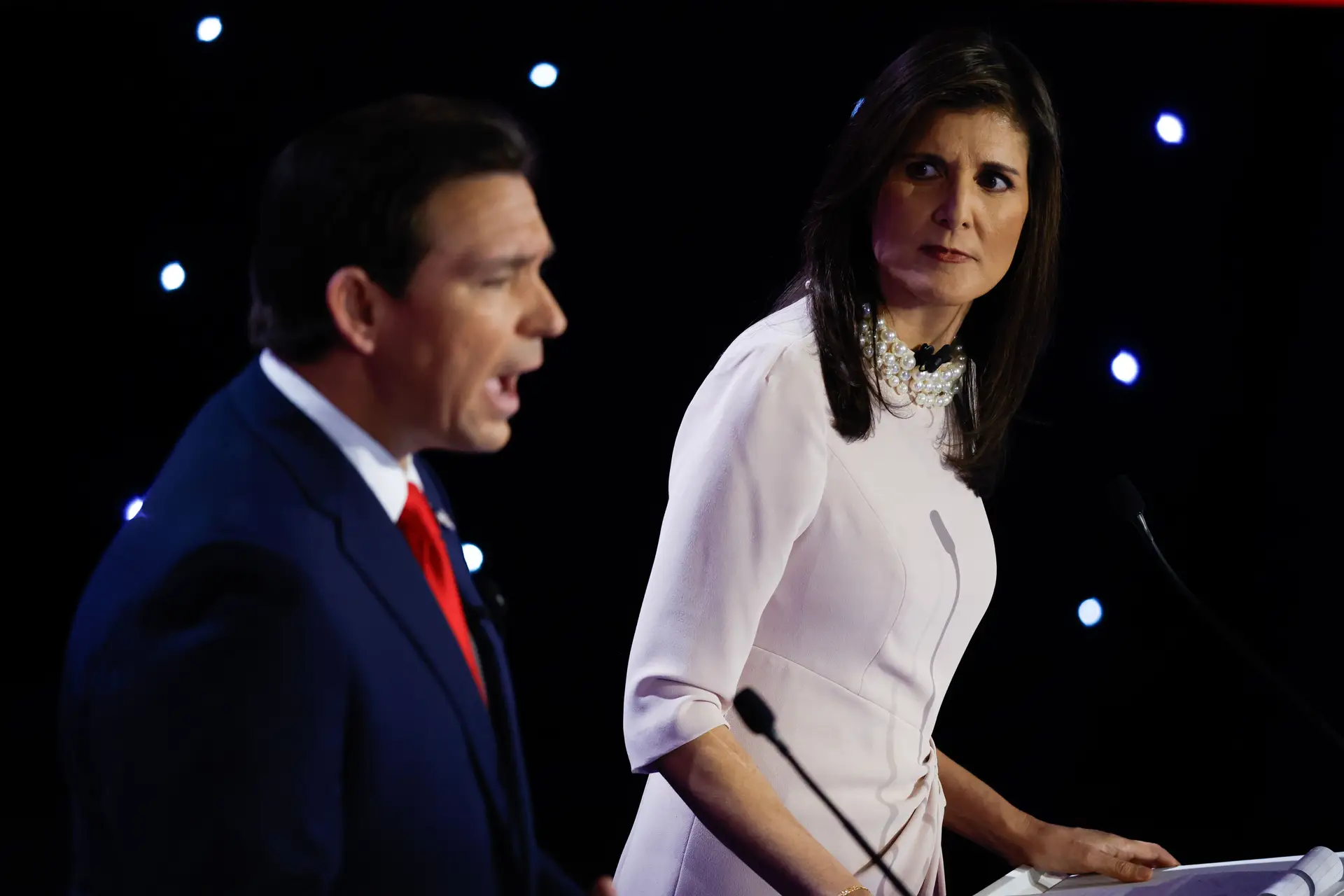 Aborto, guerras e podologia: Nikki Haley e Ron DeSantis trocam acusações e insultos no primeiro debate a dois nos EUA