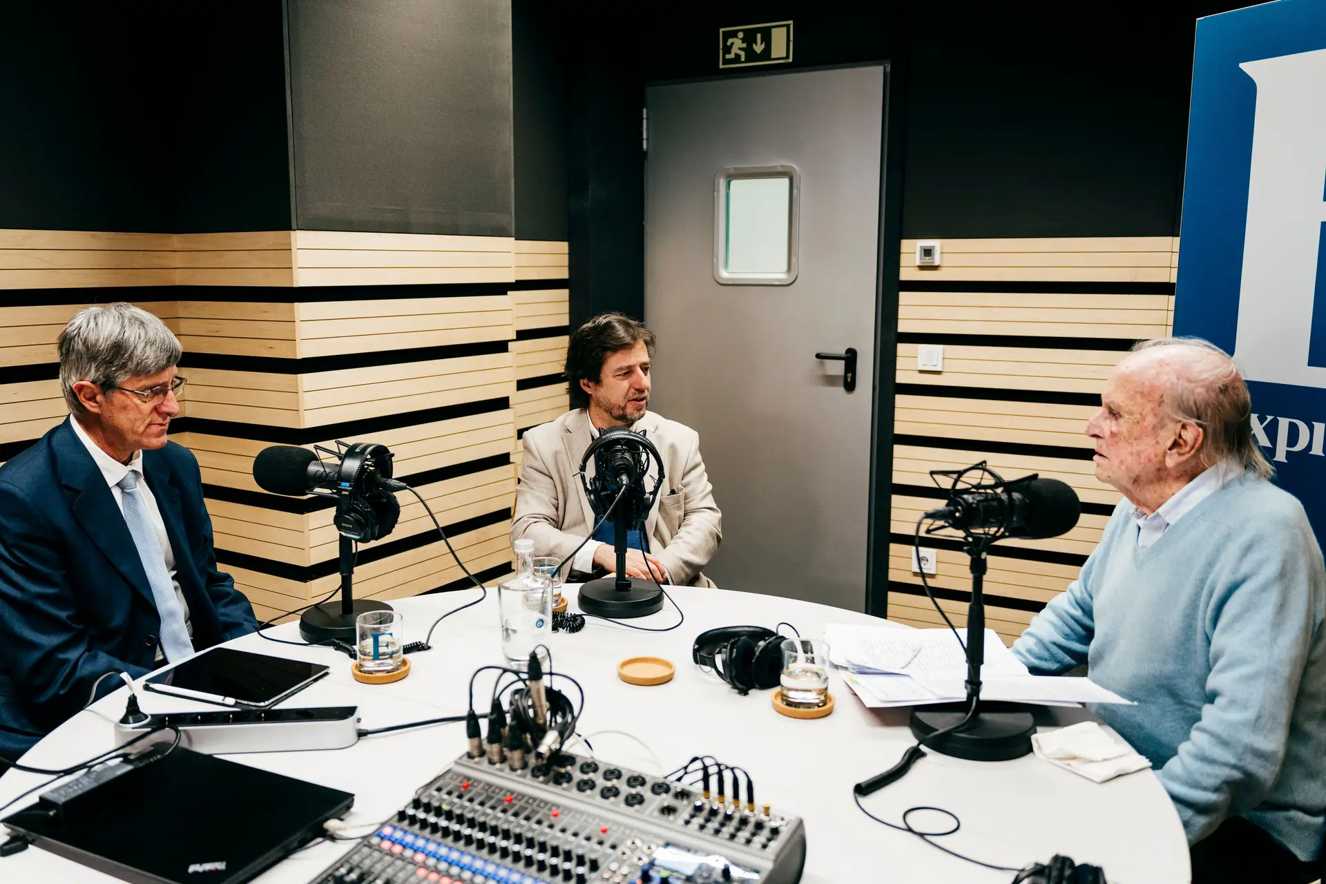 Arlindo Oliveira, Miguel Poiares Maduro e Francisco Pinto Balsemão no estúdio de podcasts do Expresso a gravar o episódio de estreia do podcast 'A Próxima Vaga', a 11 de janeiro de 2024