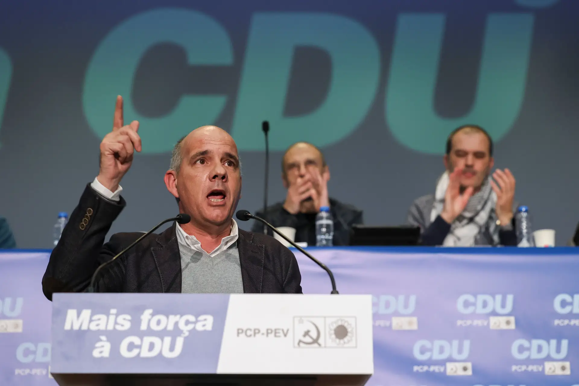 “É momento de enfrentar os que se acham donos disto tudo”: encontro nacional do PCP concentra as críticas no PS e em Pedro Nuno
