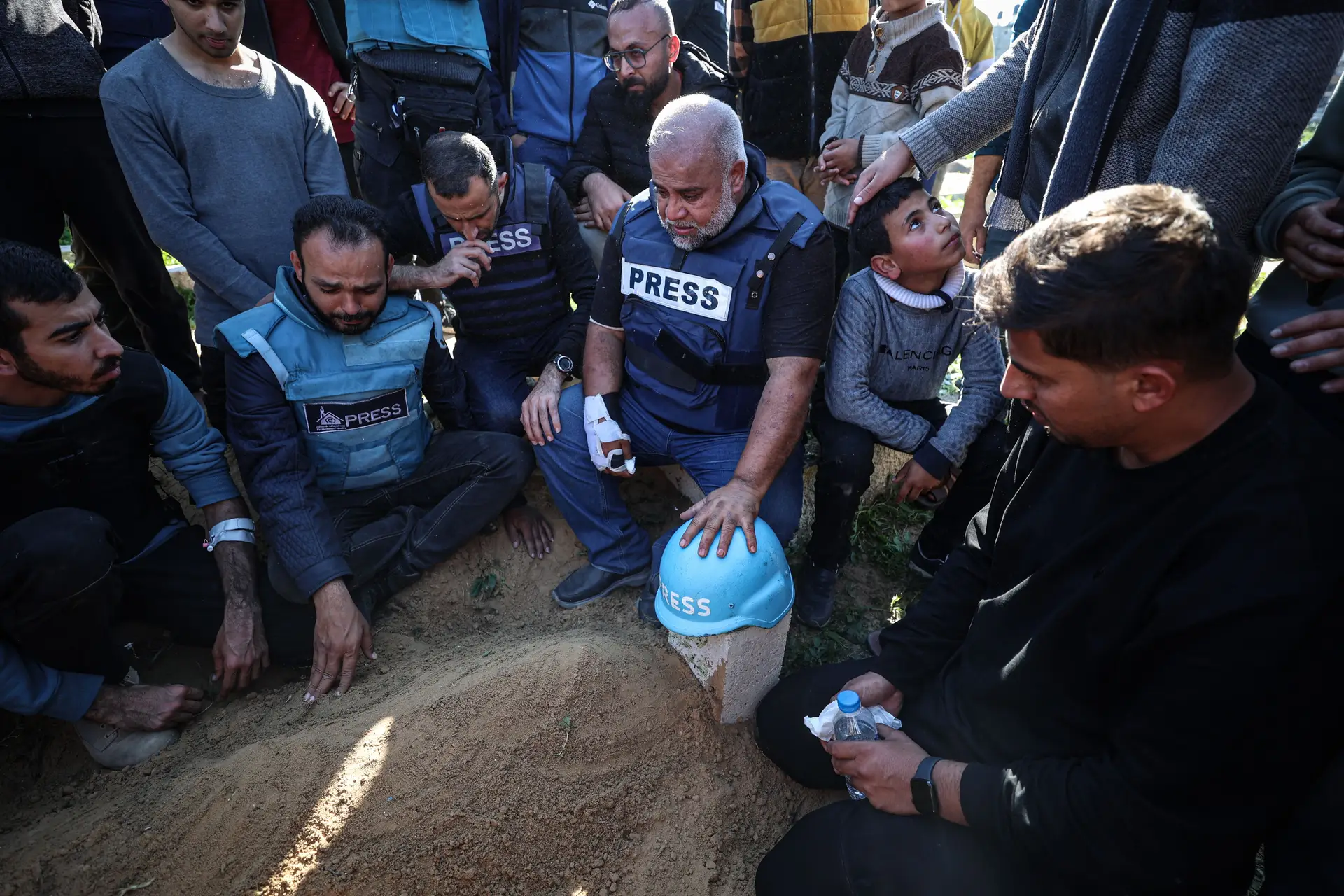 Um capacete de proteção de jornalistas é colocado na campa de Hamza Dahdouh, jornalista da Al Jazeera e filho de um outro repórter da cadeia catarense, Wael Dahdouh, que já perdeu três filhos na guerra