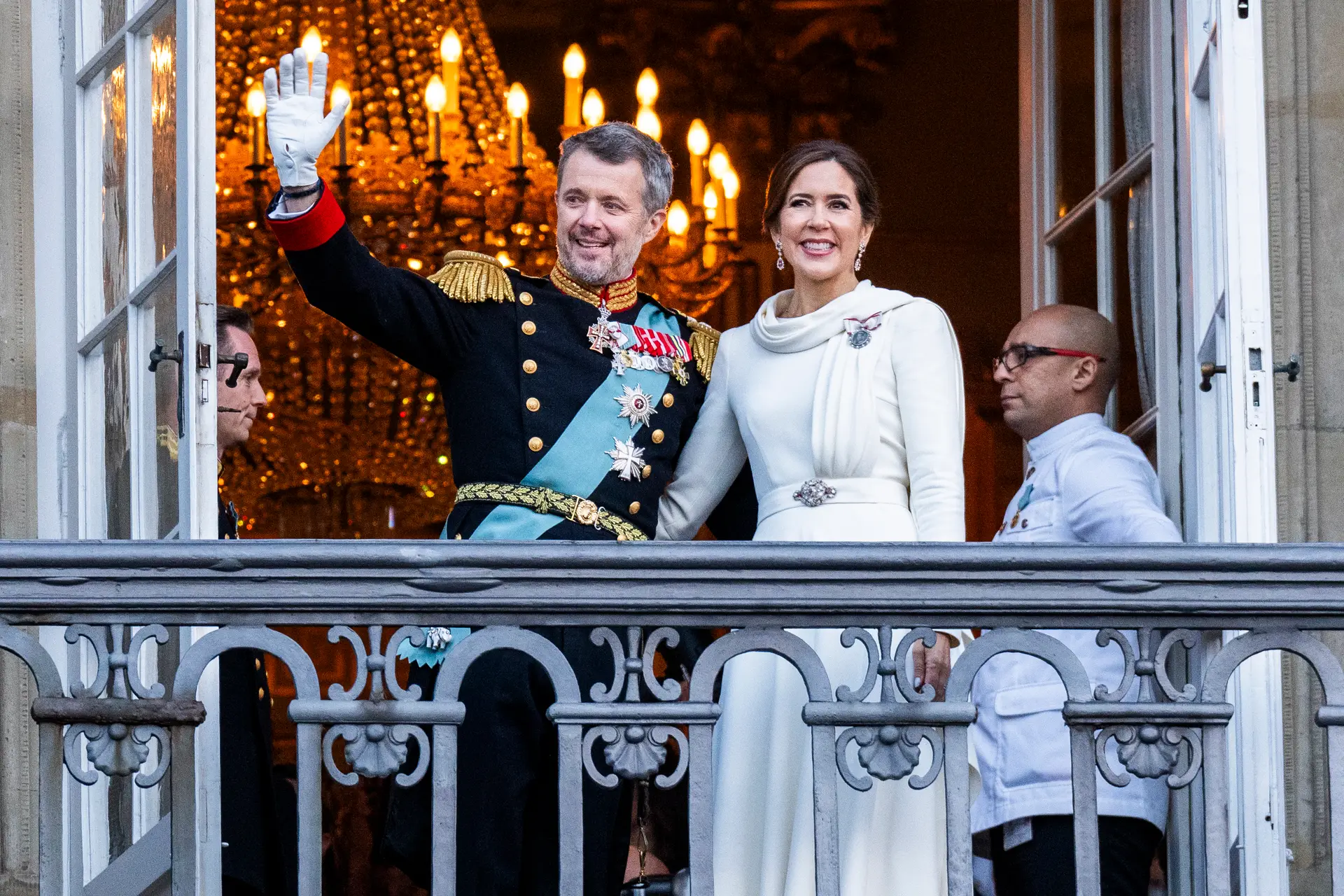 A rainha emocionou-se ao abdicar e Frederico X, o novo rei da Dinamarca, prometeu ser "unificador"