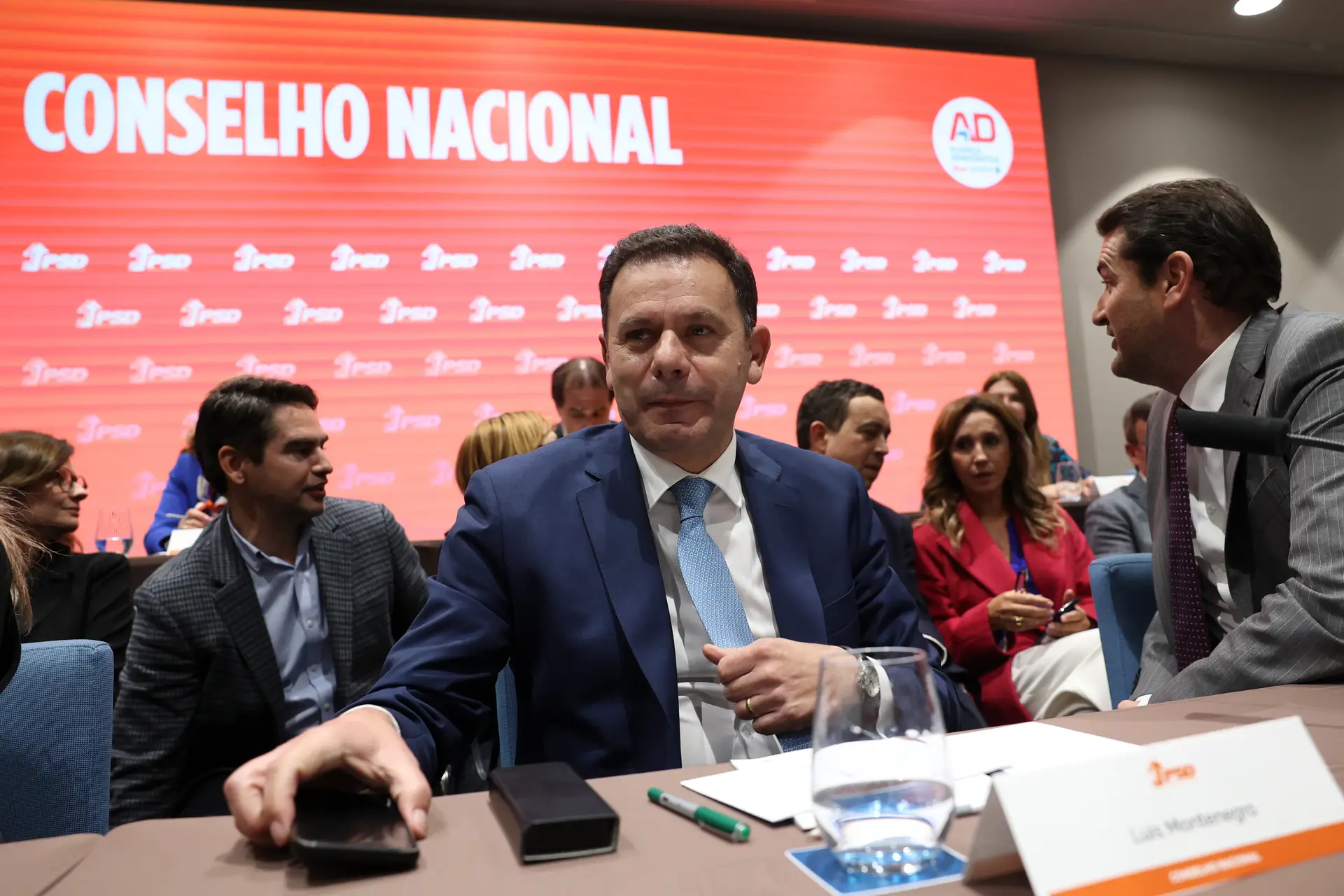 Nove independentes, poucos rioístas e vários autarcas: PSD aprovou listas de deputados com Montenegro a atirar a Ventura