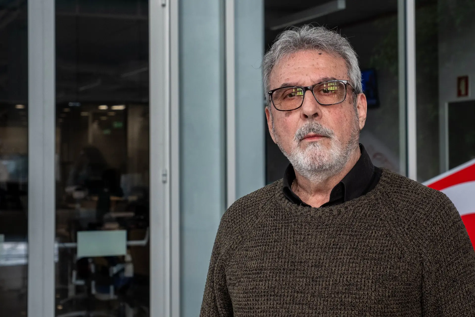 Francisco Paulino é presidente da SOS Voz Amiga, a mais antiga linha telefónica de apoio emocional e prevenção de suicídio do país.
