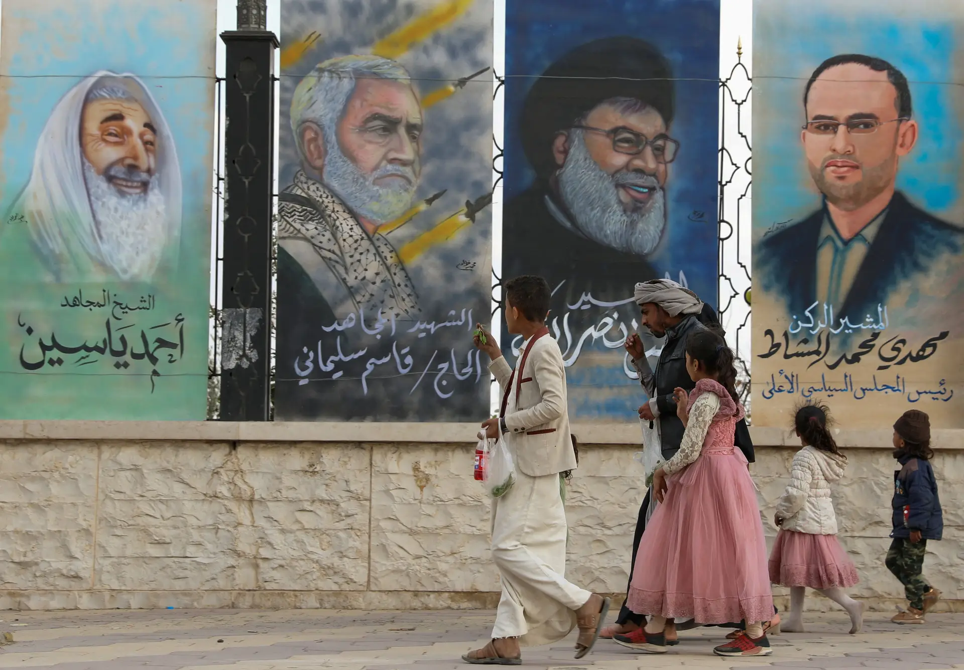 Mural em Sana, homenageando líderes do “eixo da resistência” apoiado pelo Irão, entre os quais o atual chefe do Hezbollah, Hassan Nasrallah (o segundo a contar da direita)