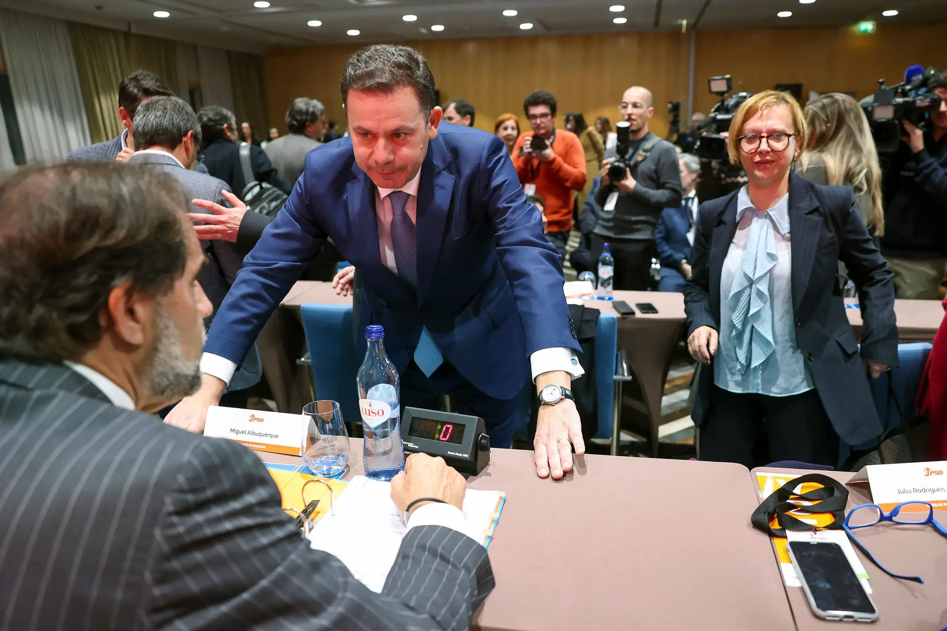 Miguel Albuquerque, presidente da Região Autónoma da Madeira, com Luís Montenegro, presidente do PSD, no Conselho Nacional do partido