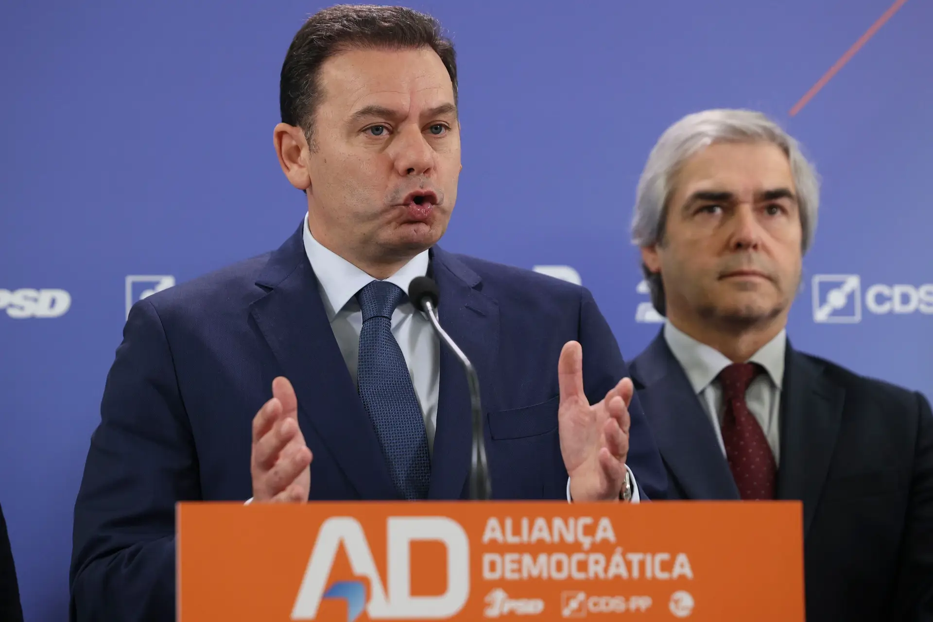 Televisões não aceitam troca de Montenegro por Melo em dois debates. PCP diz que era “inaceitável”, Livre fala em “cobardia”
