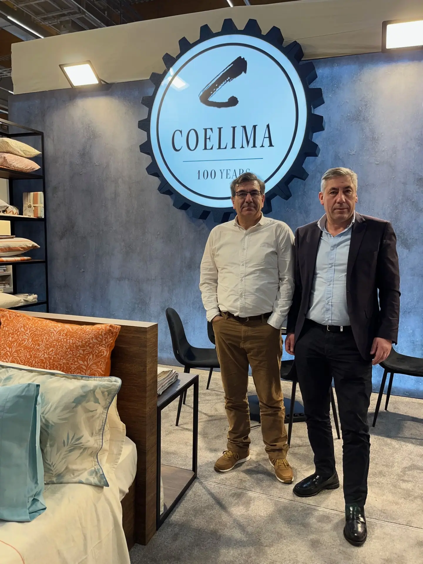 Dâmaso Lobo, à direita, com Rui Pereira, no stand da Coelima na Heimtextil