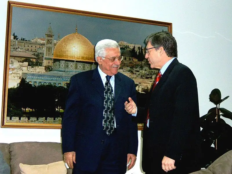 Yossi Beilin (à direita na imagem), nos seus tempos de negociador diplomático, com o presidente da Autoridade Palestiniana, Mahmud Abbas
