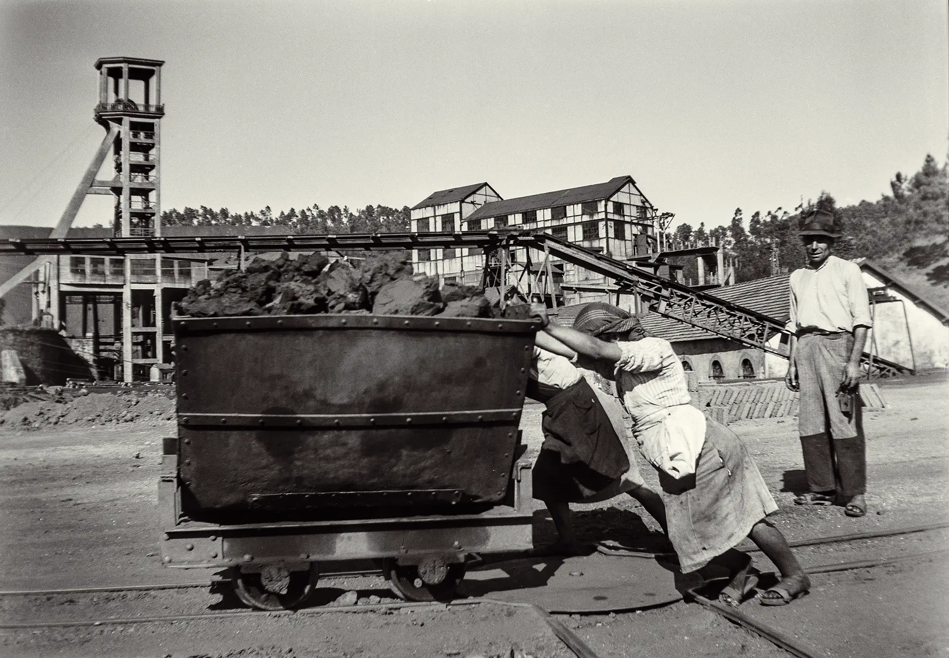 TRABALHO “Serviço de transporte das vagonetas carregadas de carvão” (1948-1950), foto que integra a exposição “As Mulheres de Maria Lamas”
