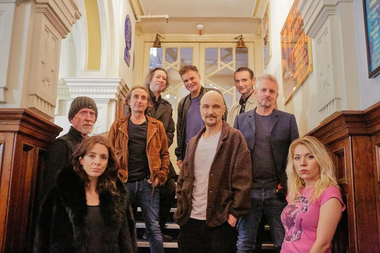 Os James chegam à ‘maioridade’: tudo sobre “Yummy”, o 18º álbum de Tim Booth e companhia