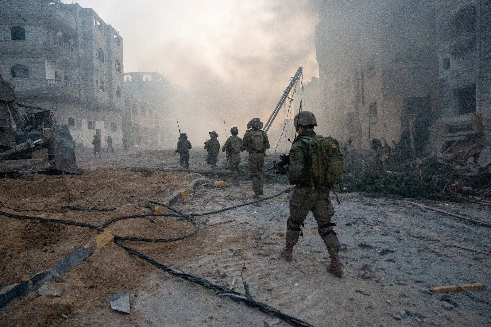 Ataques em Khan Younis provocam encerramento do principal hospital do sul de Gaza; confrontos no Mar Vermelho continuam
