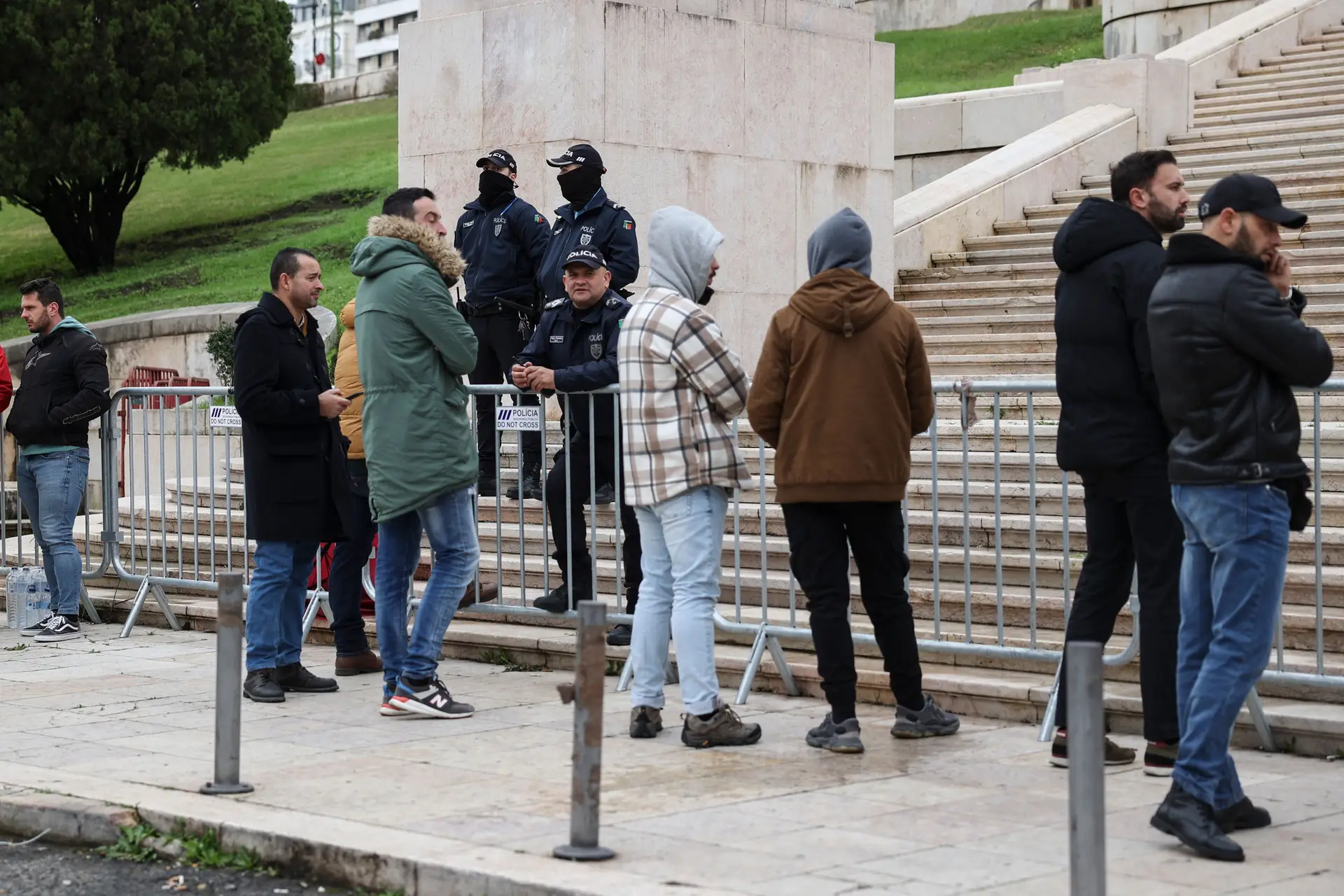 Elementos das forças de segurança manifestaram-se também em frente à Assembleia da República, a 9 de janeiro