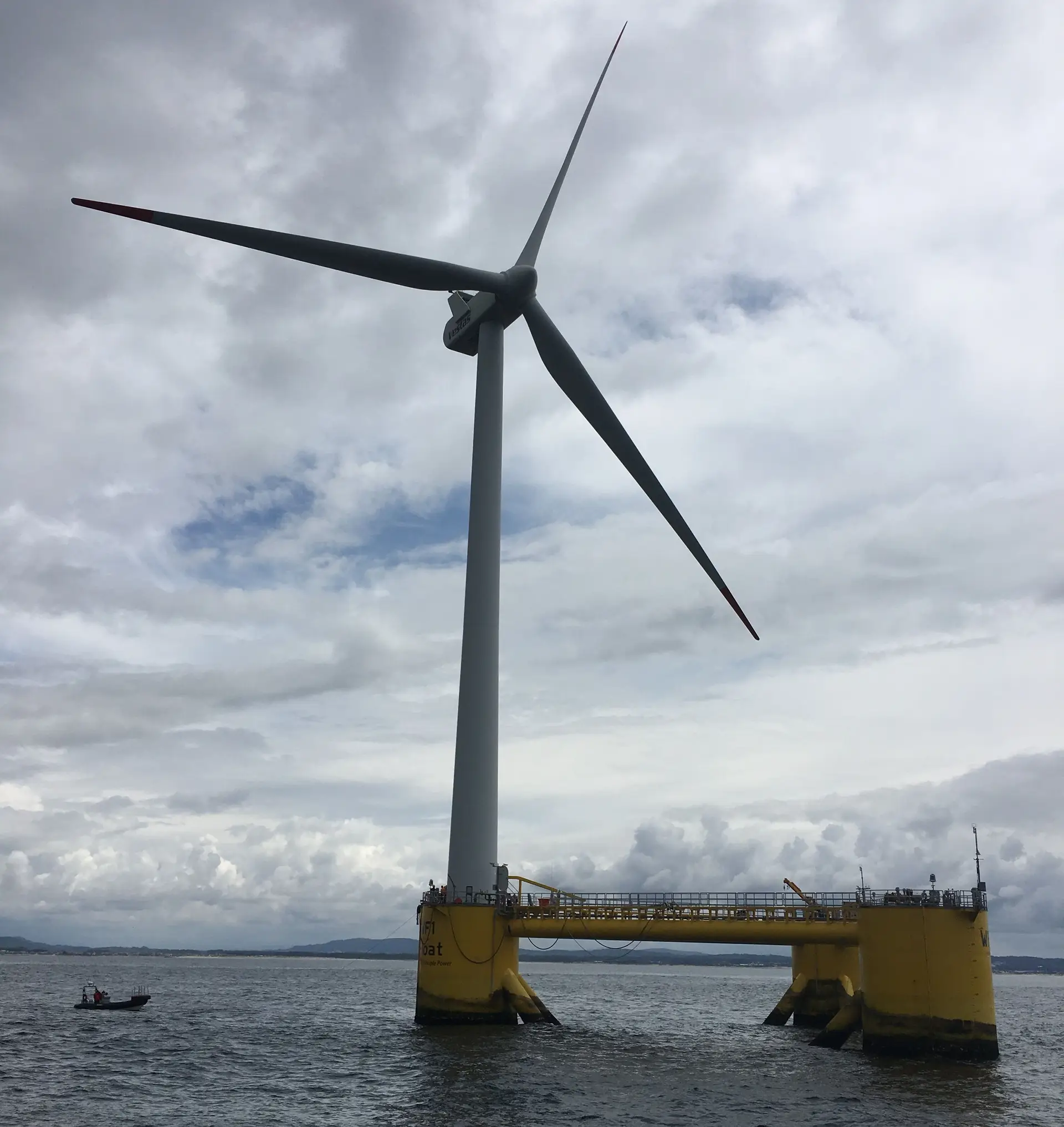 Ana Estanqueiro, investigadora do LNEG, trouxe para o podcast Futuro do Futuro uma imagem de uma turbina eólica instalada no mar para ilustrar uma nova tendência na produção de energia
