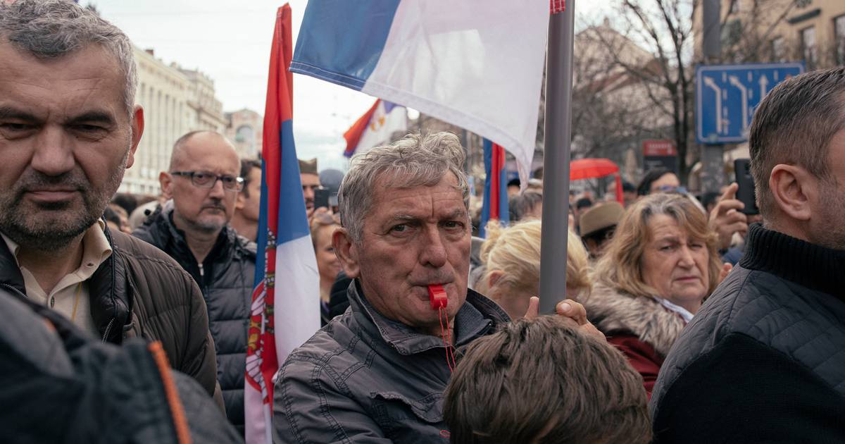 Protestos contra o Governo e opositor “parcialmente paralisado”: o que se passa na Sérvia, candidata à UE e liderada por um “pequeno Putin”?