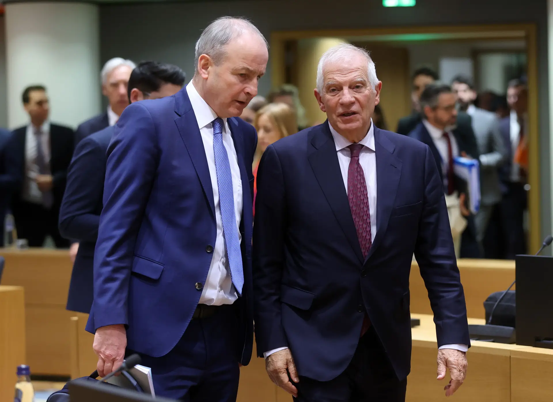 O ministro da Defesa e Negócios Estrangeiros da Irlanda, Micheal Martin, com o chefe da diplomacia europeia, Josep Borrell, no encontro em Bruxelas