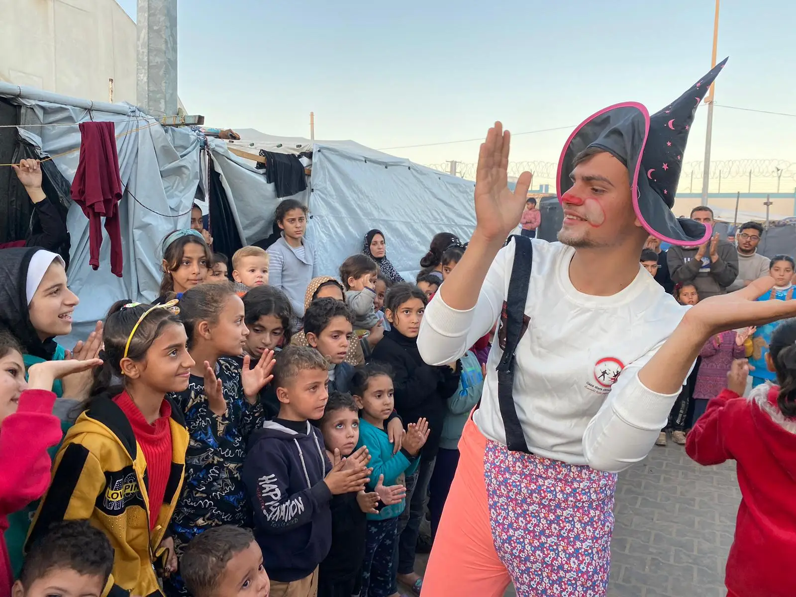 “A esperança e a alegria questionam o modelo de opressão de Israel.” Em Gaza, há palhaços a tentar animar quem tudo perdeu