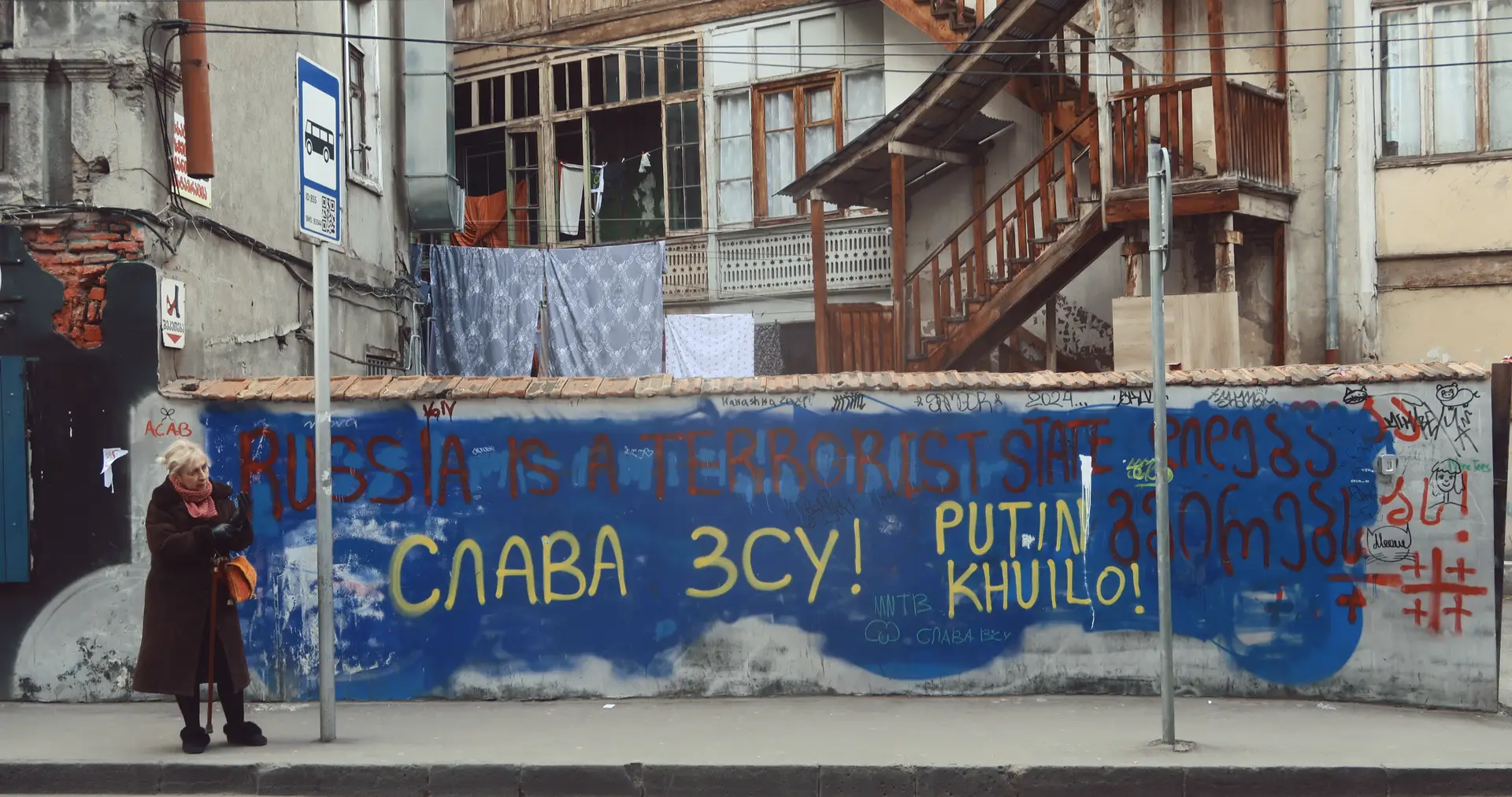 Grafito antirrusso nas ruas de Tbilissi, capital da Geórgia