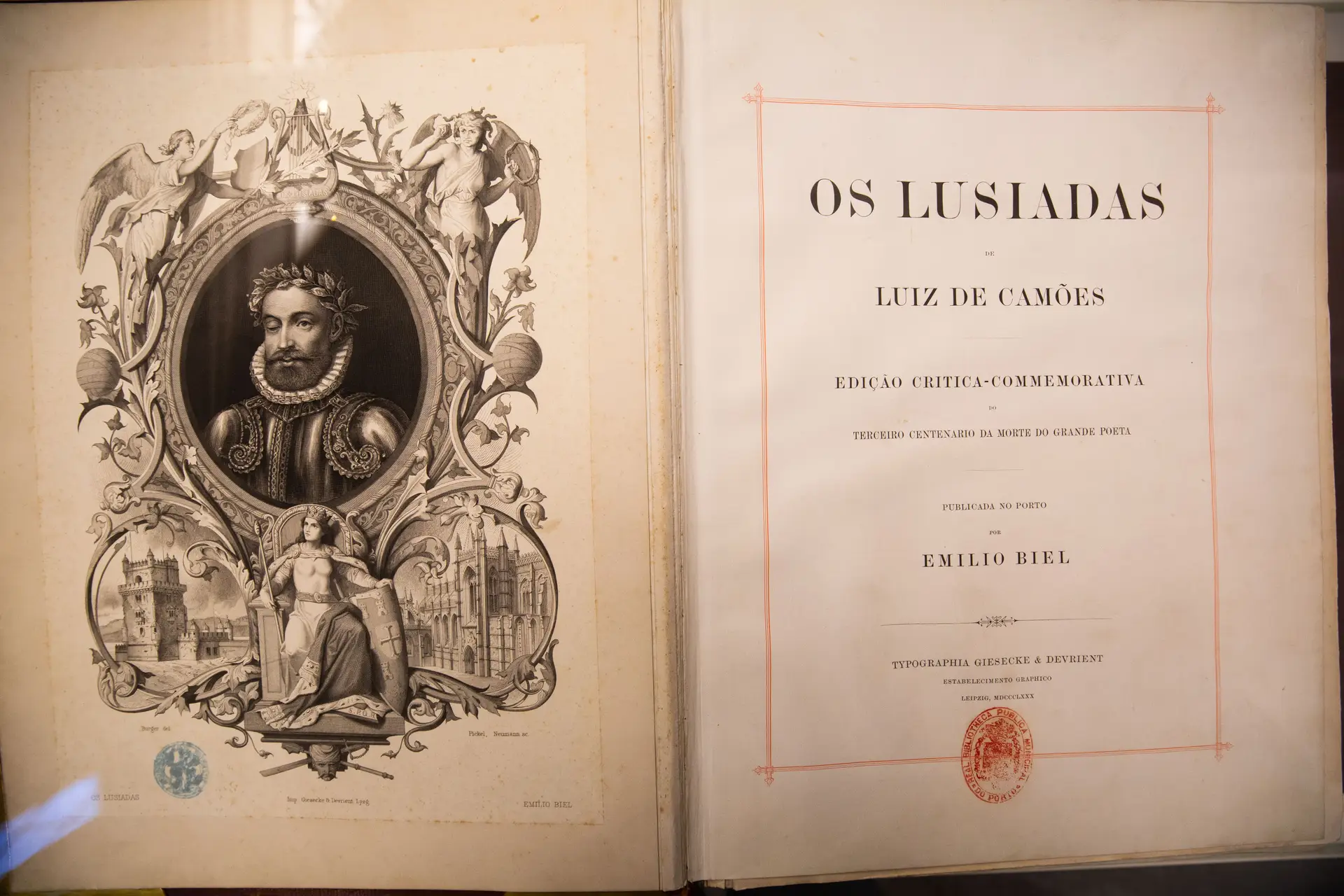 Exemplar de 1880 pertencente a uma edição comemorativa dos 300 anos d"Os Lusíadas"