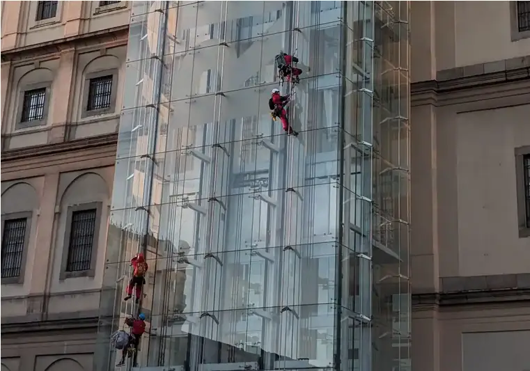 Membros do Greenpeace escalam fachada do Museu Rainha Sofia para denunciar ataques de Israel em Gaza